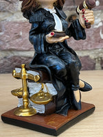 Afbeelding in Gallery-weergave laden, Lady Lawyer Stratford (15,5 cm)
